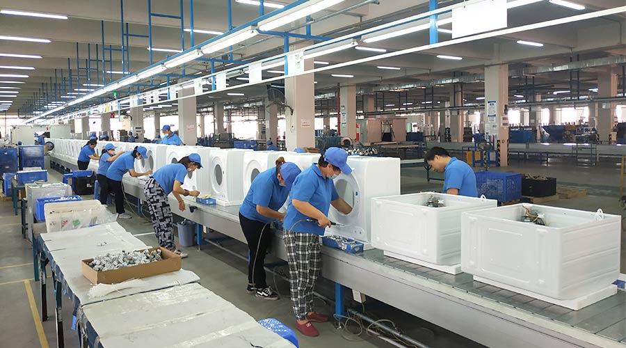 高效率！員工們忙碌地開展巴西客戶的衣物烘干機(jī)生產(chǎn)工作