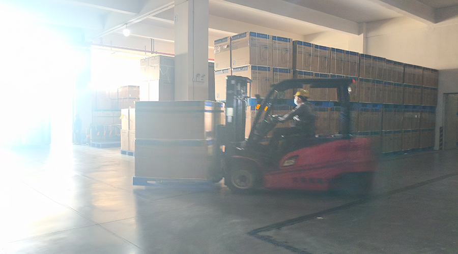 倉庫繁忙，每日多條柜滾筒干衣機(jī)發(fā)往全球