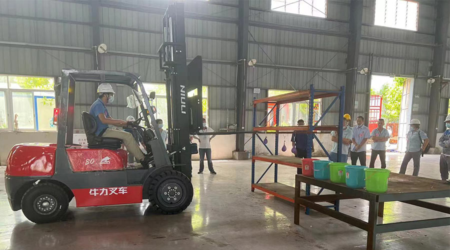 比技能 展風(fēng)采！金環(huán)電器參與鶴城鎮(zhèn)第二屆企業(yè)職工叉車技能競(jìng)賽